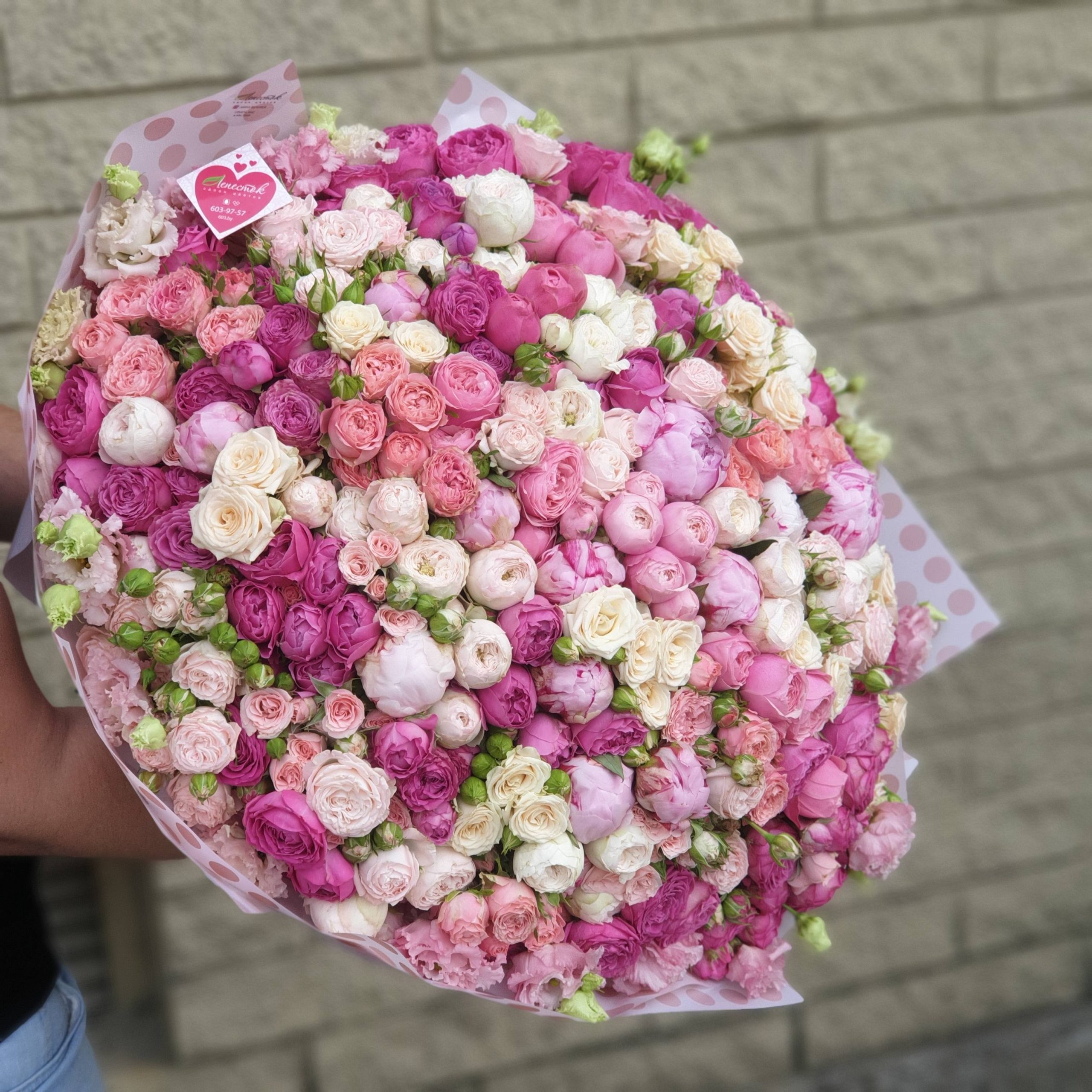 Букет из пионов, пионовидных и кустовых роз и эустом